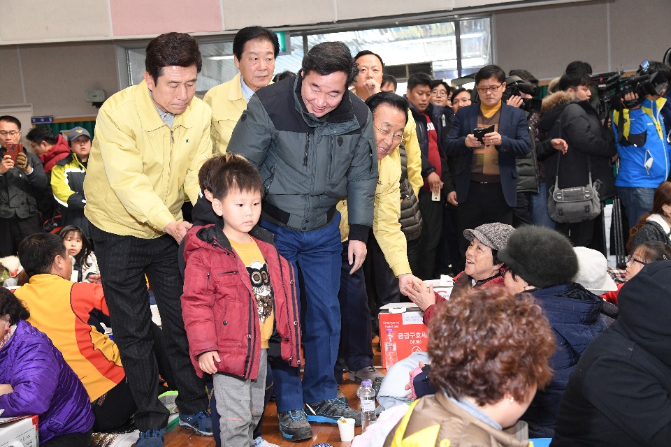 이낙연 국무총리가 11월 16일 지진 피해지역인 포항시 흥해읍 흥해실내체육관을 방문해 지진 피해 이재민을 위로하고 있다.