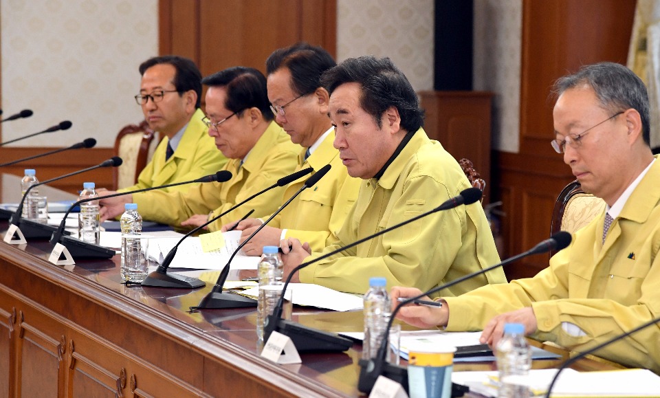 이낙연 국무총리가 11월 16일 세종로 정부서울청사에서 포항 지진 관련 관계장관회의를 주재하며 모두발언을 하고 있다.