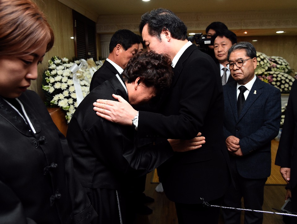 이낙연 국무총리가 11월 18일 경기도 안산 제일장례식장에 마련된 세월호 미수습자 합동분향소를 방문해 조문하고 있다.