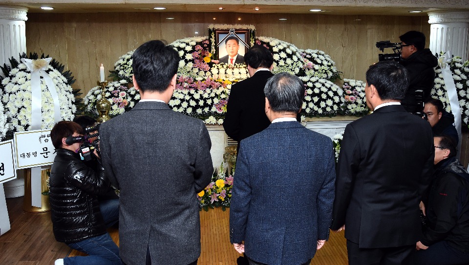 이낙연 국무총리가 11월 18일 경기도 안산 제일장례식장에 마련된 세월호 미수습자 합동분향소를 방문해 분향하고 있다. 