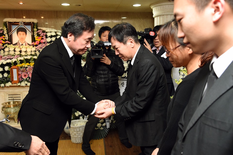 이낙연 국무총리가 11월 18일 경기도 안산 제일장례식장에 마련된 세월호 미수습자 합동분향소를 방문해 조문하고 있다.