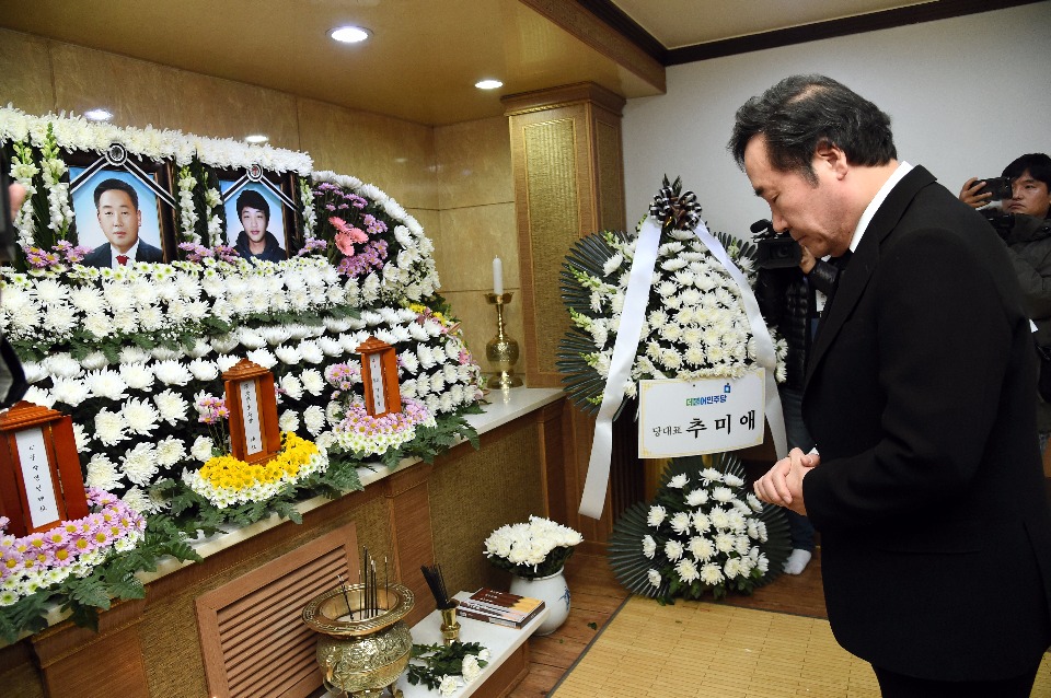 이낙연 국무총리가 11월 18일 경기도 안산 제일장례식장에 마련된 세월호 미수습자 합동분향소를 방문해 분향하고 있다. 