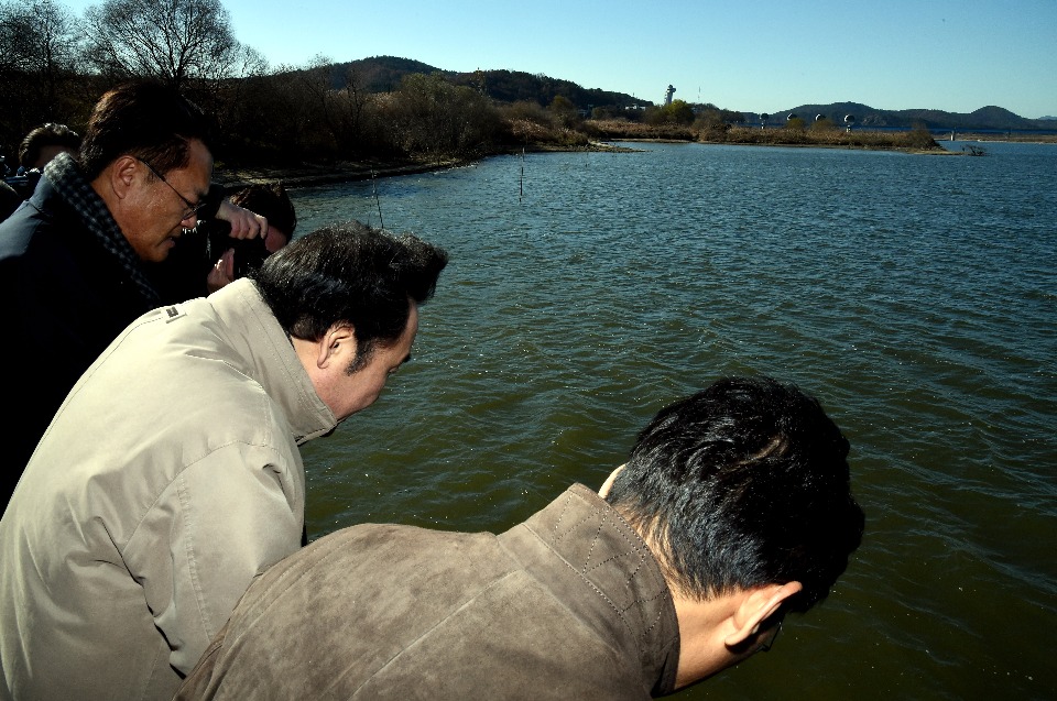 이낙연 국무총리가 11월 18일 충남 부여군 금강 백제보를 방문해 보 개방 상황을 점검하고 있다.