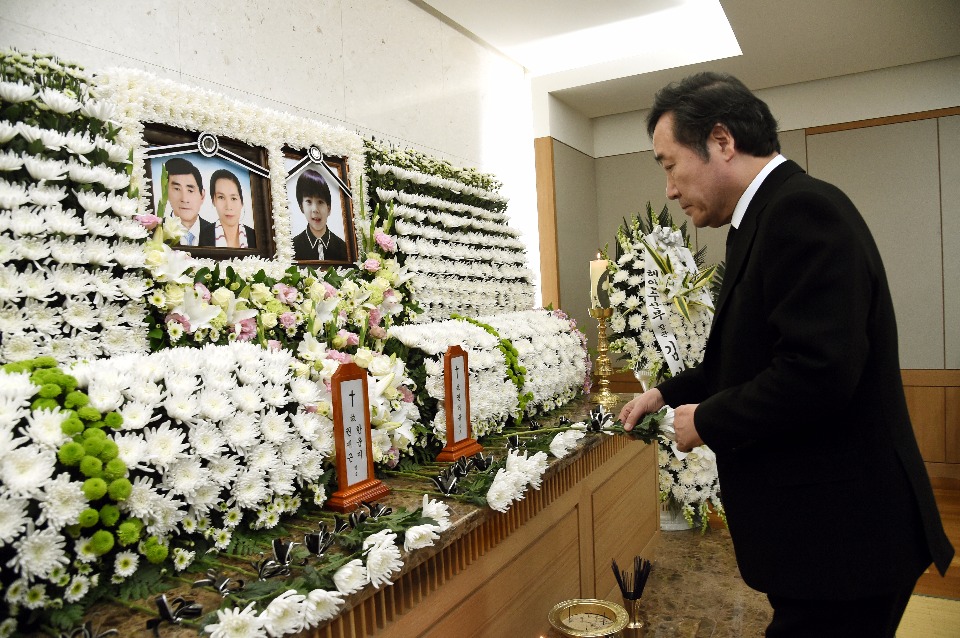 이낙연 국무총리가 11월 18일 故 권재근 씨와 아들 혁규 군의 빈소가 마련된 서울 아산병원 장례식장을 방문해 헌화하고 있다.