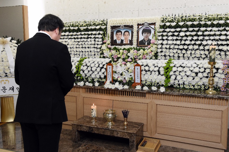 이낙연 국무총리가 11월 18일 故 권재근 씨와 아들 혁규 군의 빈소가 마련된 서울 아산병원 장례식장을 방문해 헌화하고 있다.