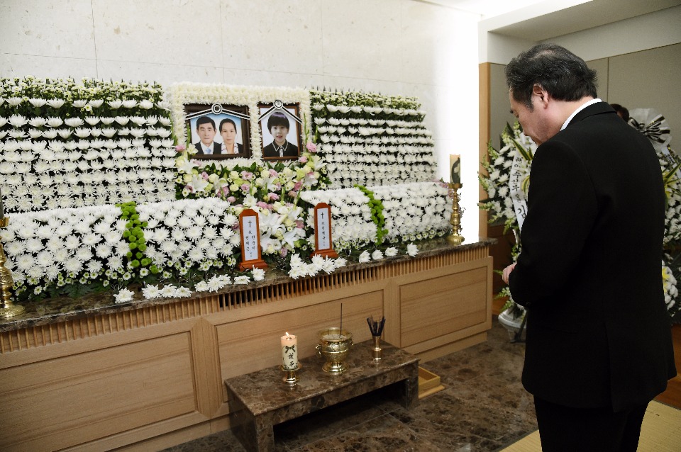 이낙연 국무총리가 11월 18일 故 권재근 씨와 아들 혁규 군의 빈소가 마련된 서울 아산병원 장례식장을 방문해 헌화하고 있다.