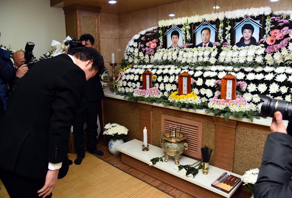 이낙연 국무총리가 11월 18일 경기도 안산 제일장례식장에 마련된 세월호 미수습자 합동분향소를 방문해 분향하고 있다. 