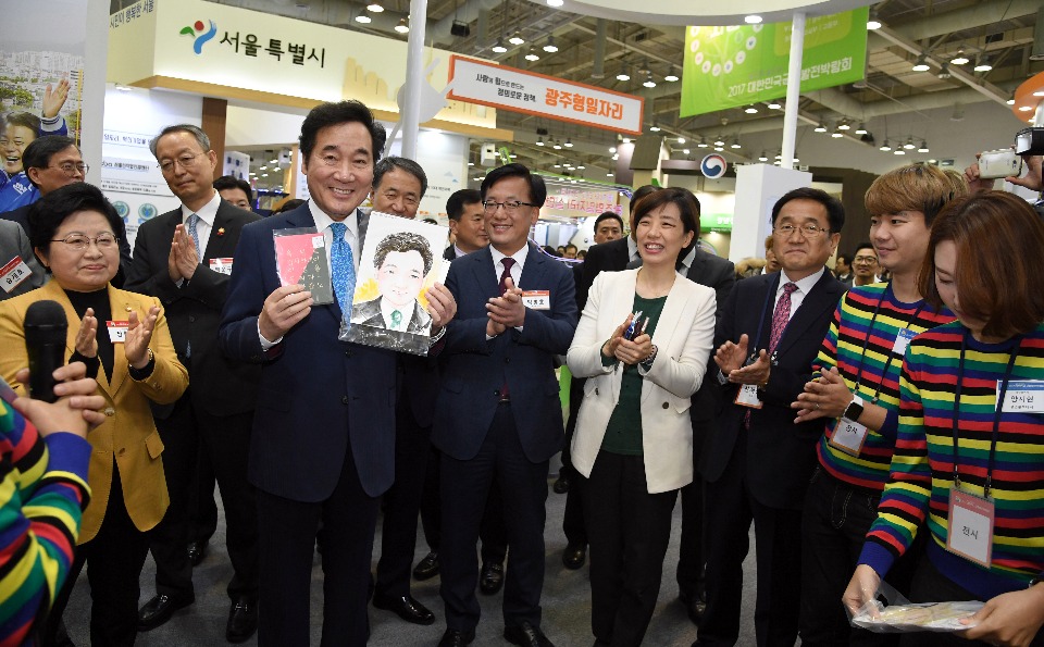 이낙연 국무총리가 11월 22일 부산 벡스코에서 열린 2017 대한민국 균형발전박람회 개막식에 참석해 전시장을 둘러보고 있다.