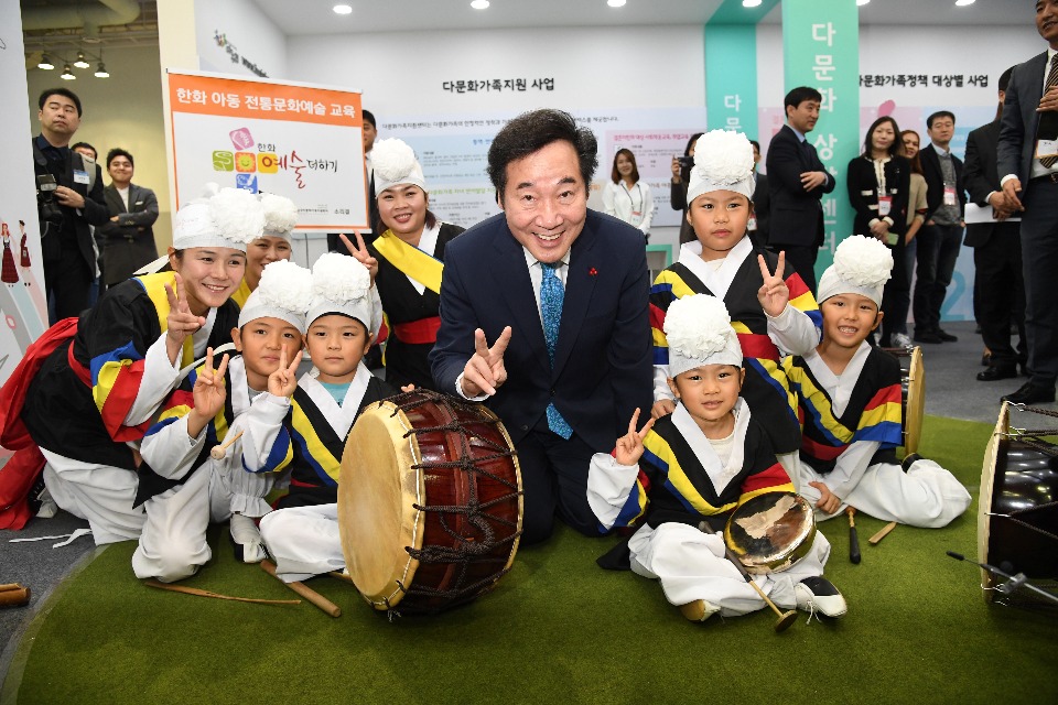 이낙연 국무총리가 11월 22일 부산 벡스코에서 열린 2017 대한민국 균형발전박람회 개막식에 참석해 다문화자녀로 구성된 다문화 사물놀이 '얼쑤'와 함께 기념촬영하고 있다.