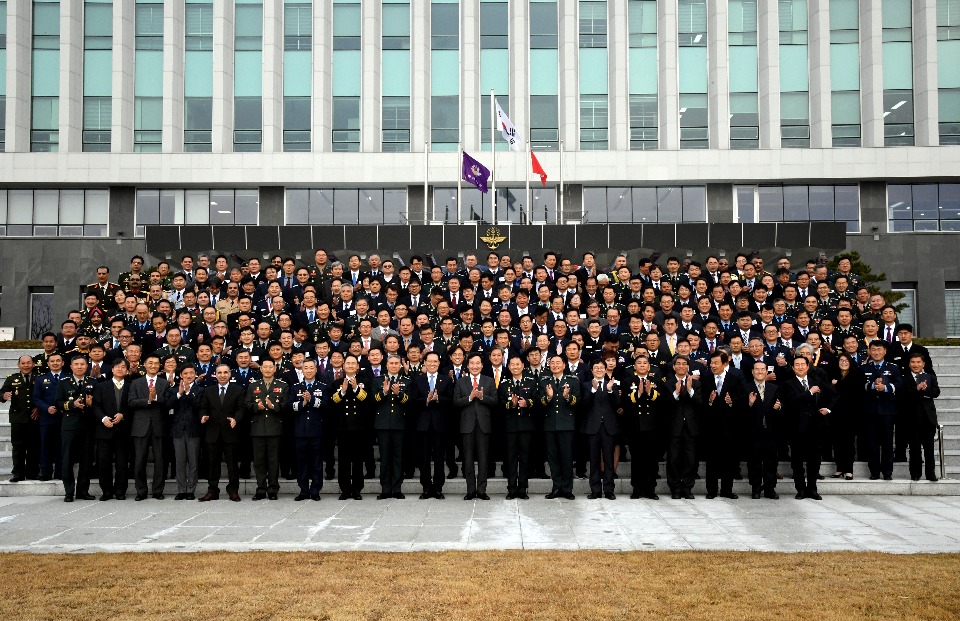 이낙연 국무총리가 12월 7일 충남 논산시 국방대학교 컨벤션센터에서 열린 국방대학원 안보과정 졸업식에서 참모진 및 졸업생들과 기념촬영을 하고 있다.