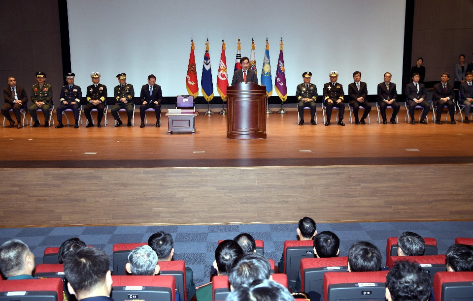 이낙연 국무총리가 12월 7일 충남 논산시 국방대학교 컨벤션센터에서 열린 국방대학원 안보과정 졸업식에서 축사하고 있다.