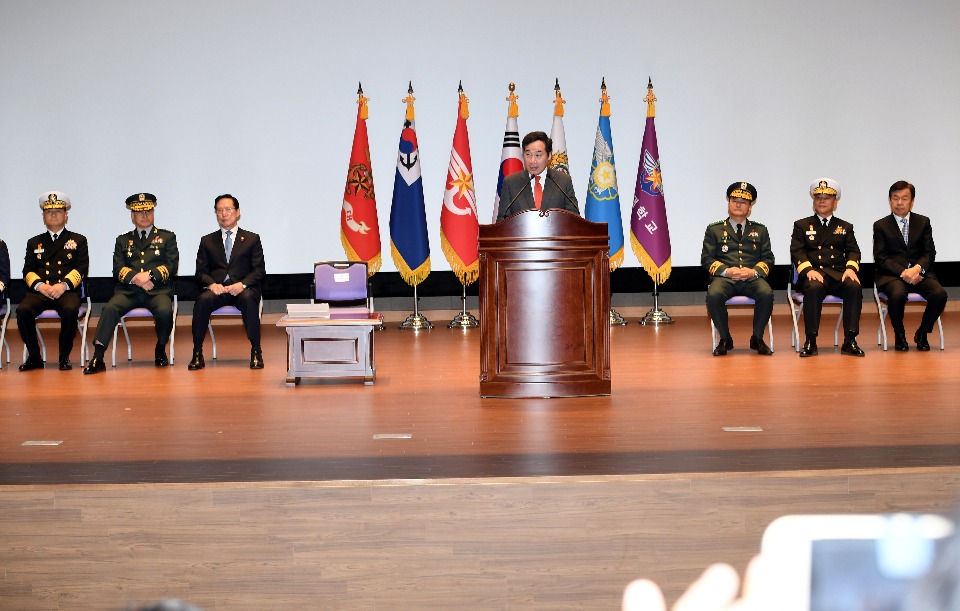 이낙연 국무총리가 12월 7일 충남 논산시 국방대학교 컨벤션센터에서 열린 국방대학원 안보과정 졸업식에서 축사하고 있다.