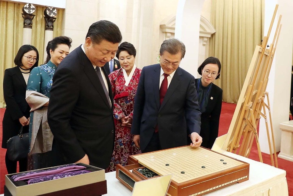 중국을 국빈방문한 문재인 대통령이 12월 14일 오후 중국 베이징 인민대회당 국빈만찬장에서 시진핑 중국 국가주석에게 옥으로 만든 바둑알과 바둑판을 선물 받고 있다.