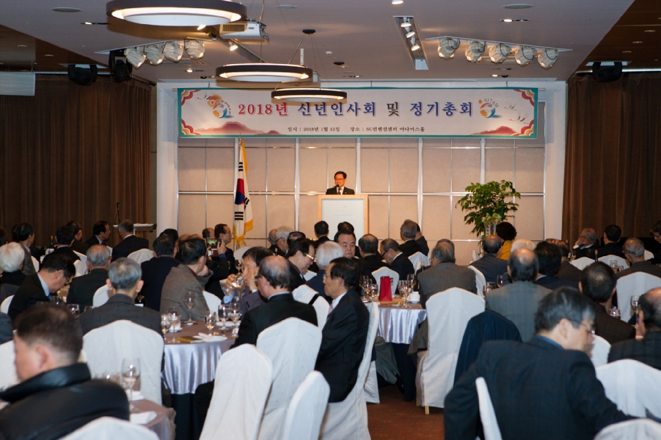 유영민 과학기술정보통신부 장관이 15일 오전 서울 강남구 한국과학기술회관 아나이스홀에서 열린 '2018년 과우회 신년인사회'에 참석하여 축사를 통해 “과학계 원로들이 좋은 울타리가 돼 달라”고 당부했다.