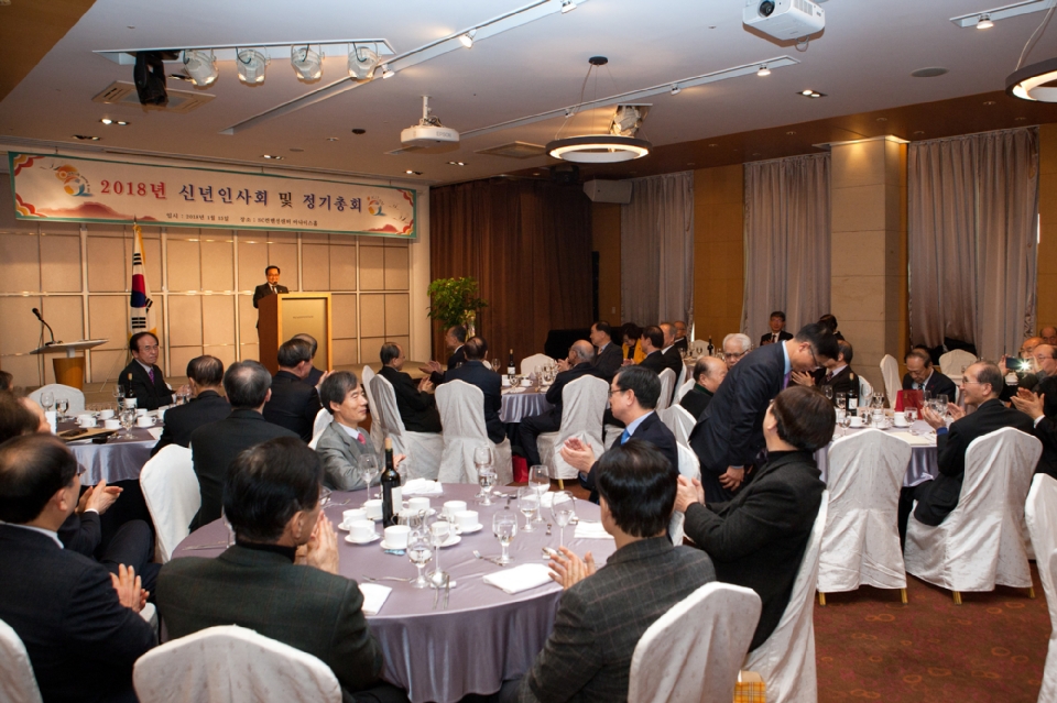 유영민 과학기술정보통신부 장관이 15일 오전 서울 강남구 한국과학기술회관 아나이스홀에서 열린 '2018년 과우회 신년인사회'에 참석하여 축사를 통해 “과학계 원로들이 좋은 울타리가 돼 달라”고 당부했다.