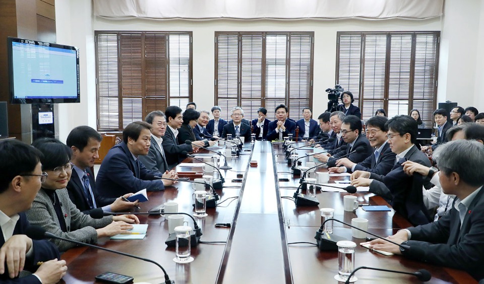 문재인 대통령이 15일 오후 청와대 여민관 소회의실에서 수석보좌관회의를 주재하고 있다. 