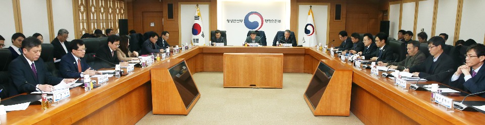 심보균 행정안전부 차관이 15일 오후 서울시 종로구 세종로 정부서울청사 12층 CS룸에서 열린 '지방교부세 제도혁신 TF 출범식'에 참석해 인사말을 하고 있다. 