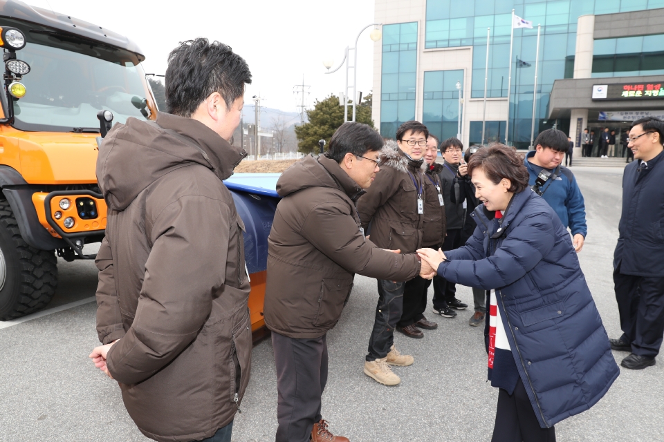 김현미 국토교통부 장관은 평창 동계올림픽 개막을 3주가량 앞둔 16일(화) 강릉을 방문하여 올림픽에 대비한 제설대책을 포함한 종합적인 수송 준비 현황을 점검하고, 도시재생 뉴딜 시범사업 선정 지역을 방문하여 준비상황을 살펴보고 현장의 다양한 의견을 청취했다. 