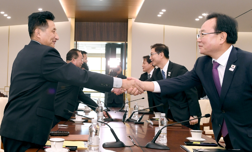 우리측 수석대표인 천해성 통일부 차관과 북측 단장인 전종수 조국평화통일위원회 부위원장이 17일 판문점 남측지역 평화의집에서 '북한의 평창동계올림픽 참가와 관련한 사항을 논의할 남북 차관급 실무회담'에 참석해 악수하고 있다(사진출처 : 통일부)