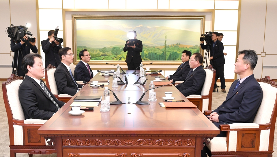 우리측 수석대표인 천해성 통일부 차관과 북측 단장인 전종수 조국평화통일위원회 부위원장이 17일 판문점 남측지역 평화의집에서 '북한의 평창동계올림픽 참가와 관련한 사항을 논의할 남북차관급 실무회담'에 참석하고 있다(사진출처 : 통일부)