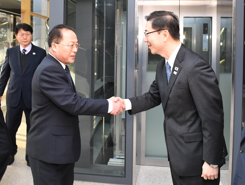 우리측 수석대표인 천해성 통일부 차관과 북측 단장인 전종수 조국평화통일위원회 부위원장이 17일 판문점 남측지역 평화의집에서 '북한의 평창동계올림픽 참가와 관련한 사항을 논의할 차관급 실무회담'에 참석하기 앞서 1층 로비에서 악수하고 있다(사진출처 : 통일부)