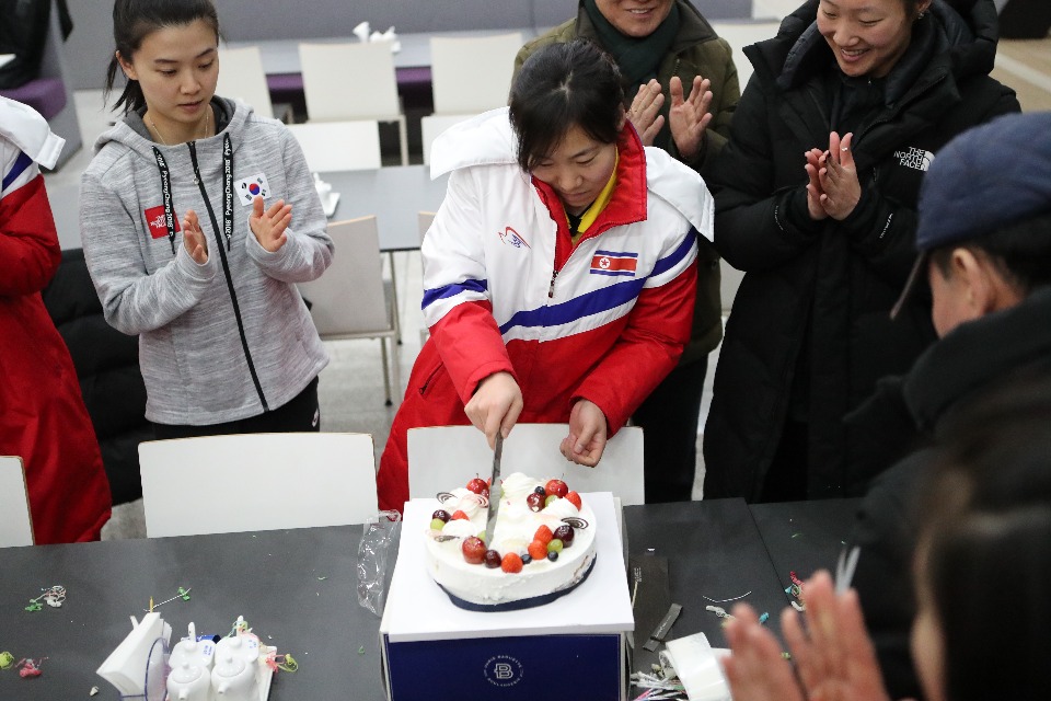 28일 저녁 충북 진천 국가대표선수촌에서 여자아이스하키 선수들이 생일을 맞이한 북한의 진옥 선수를 축하해주고 있다.