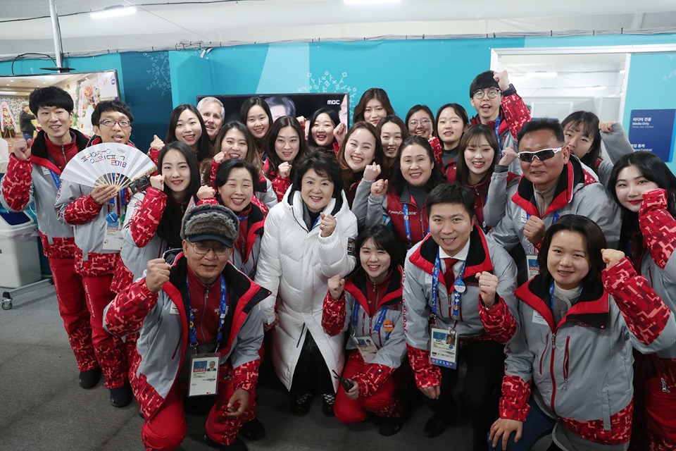 문재인 대통령 부인 김정숙 여사가 7일 오후 강원도 평창군 평창올림픽선수촌을 방문, 자원봉사자 등과 파이팅을 외치고 있다.