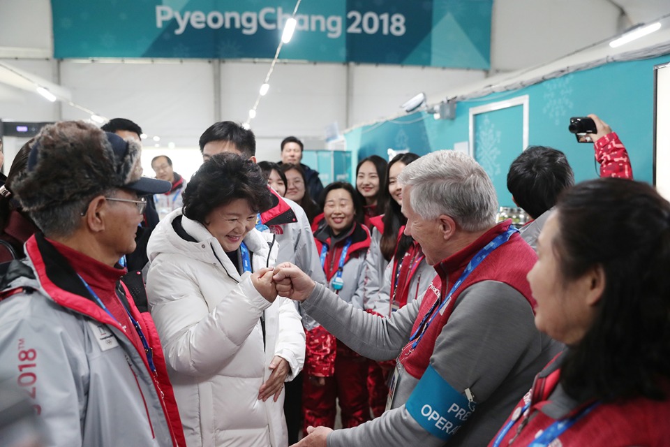 문재인 대통령 부인 김정숙 여사가 7일 오후 강원도 평창군 평창올림픽선수촌을 방문해 외국인 자원봉사자와 주먹인사를 하고 있다.