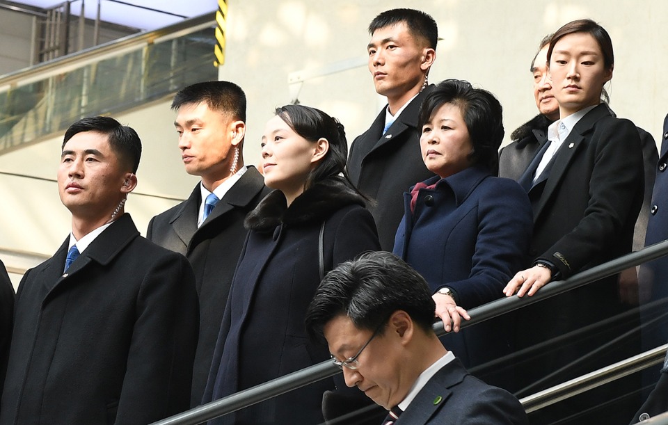 북한 김정은 노동당 위원장의 여동생 김여정 당 중앙위원회 제1부부장과 김영남 최고인민회의 상임위원장 등 평창동계올림픽 북측 고위급 대표단이 9일 오후 전용기를 이용해 인천국제공항에 도착했다. 김여정 부부장과 김영남 상임위원장 등이 KTX공항역으로 이동하고 있다