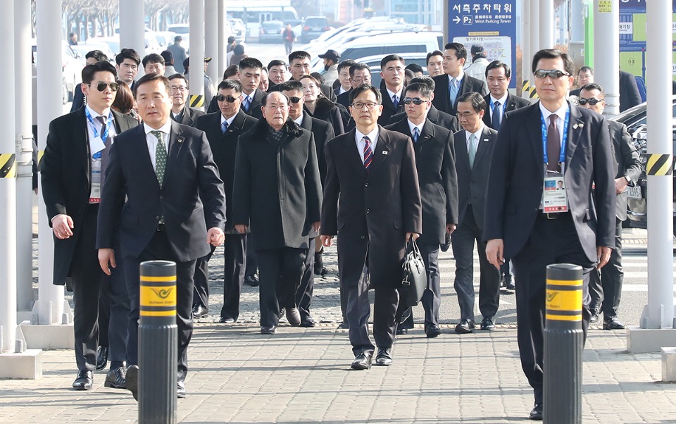 북한 김정은 노동당 위원장의 여동생 김여정 당 중앙위원회 제1부부장과 김영남 최고인민회의 상임위원장, 최휘 국가체육지도위원장, 리선권 조국평화통일위원장 등 북측 고위급 대표단이 9일 오후 전용기를 이용해 인천국제공항에 도착했다. 김영남 최고인민회의 상임위원장이 KTX공항역으로 이동하고 있다