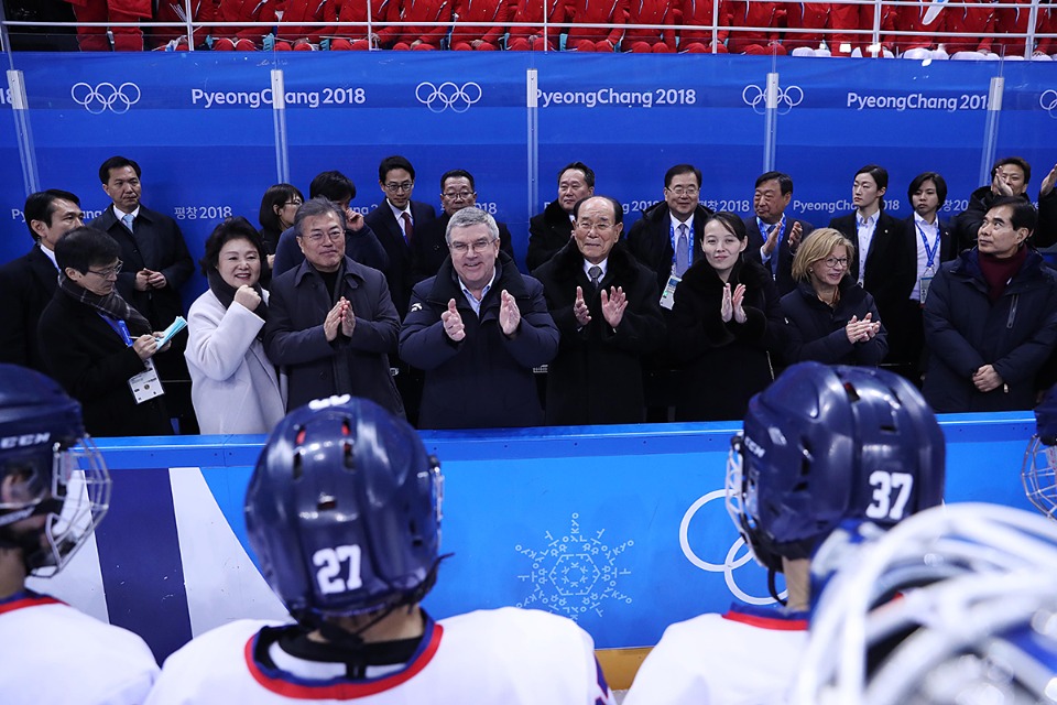 문재인 대통령, 김정숙 여사와 토마스 바흐 IOC 위원장, 북한 김여정 노동당 중앙위원회 제1부부장, 김영남 최고인민회의 상임위원장이 10일 강원도 강릉 관동하키센터에서 열린 2018 평창동계올림픽 B조 조별리그 여자 아이스하키 단일팀과 스위스의 1차전 경기가 끝나자 선수들을 격려하고 있다. 