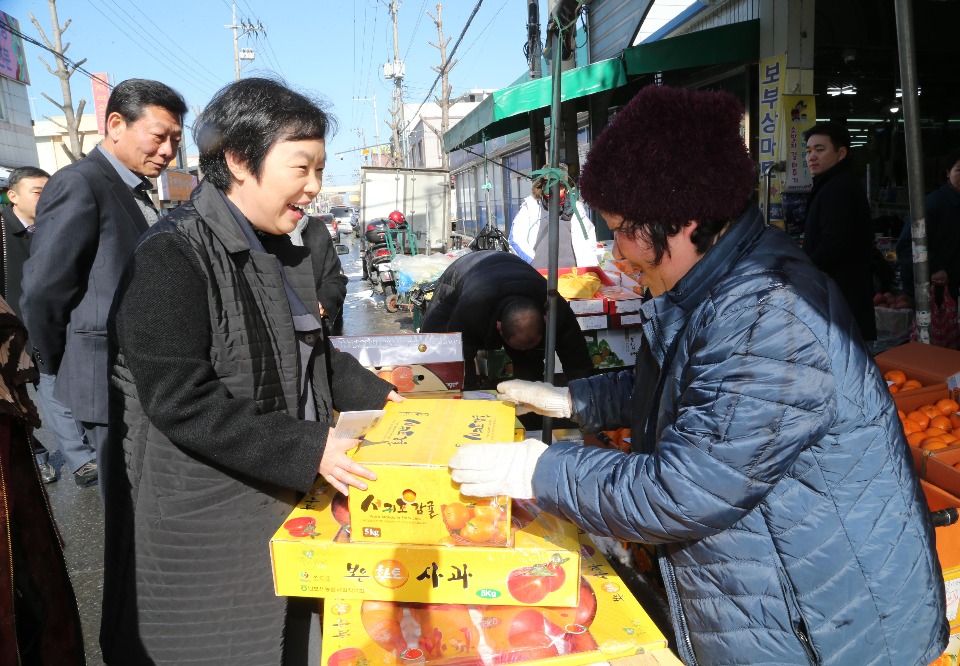 통계청(청장 황수경)은 2월 13일(화) 설 명절 전 서민들이 느끼는 체감경기와 장바구니 물가 및 수급동향 점검을 위해 대전 문창시장을 방문하였습니다.

이 자리에서 사과, 떡, 고기, 생선 등을 직접 구매하면서 중소상인들의 의견을 청취하고, 통계청 물가조사에 협조해준 상인들에게 감사의 인사를 전하였습니다.