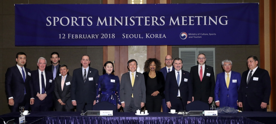 도종환 문화체육관광부장관이 12일 서울 중구 롯데호텔에서 열린 스포츠 장관회의에서 참석자들과 기념촬영을 하고 있다. 이날 스포츠 장관회의는 ‘스포츠 가치의 사회적 확산’을 주제로 프랑스, 폴란드, 조지아 등 14개국 스포츠부 장관급 인사들이 참석한 가운데 열렸다.