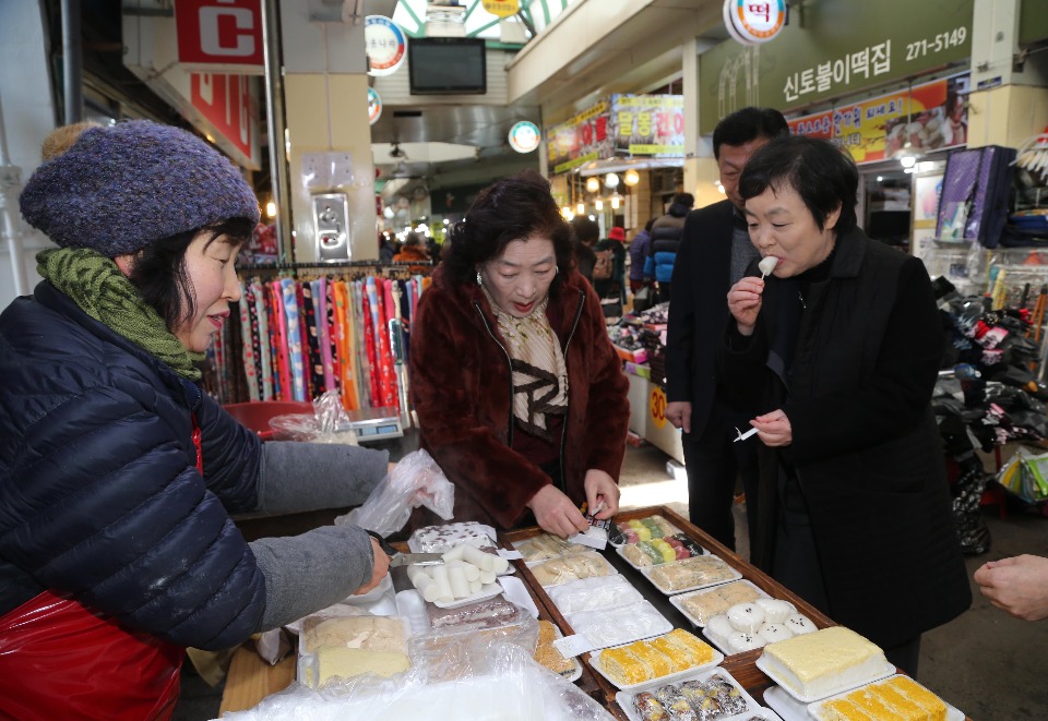 통계청(청장 황수경)은 2월 13일(화) 설 명절 전 서민들이 느끼는 체감경기와 장바구니 물가 및 수급동향 점검을 위해 대전 문창시장을 방문하였습니다.

이 자리에서 사과, 떡, 고기, 생선 등을 직접 구매하면서 중소상인들의 의견을 청취하고, 통계청 물가조사에 협조해준 상인들에게 감사의 인사를 전하였습니다.