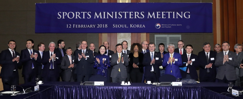 도종환 문화체육관광부장관이 12일 서울 중구 롯데호텔에서 열린 스포츠 장관회의에서 참석자들과 기념촬영을 하고 있다. 이날 스포츠 장관회의는 ‘스포츠 가치의 사회적 확산’을 주제로 프랑스, 폴란드, 조지아 등 14개국 스포츠부 장관급 인사들이 참석한 가운데 열렸다.