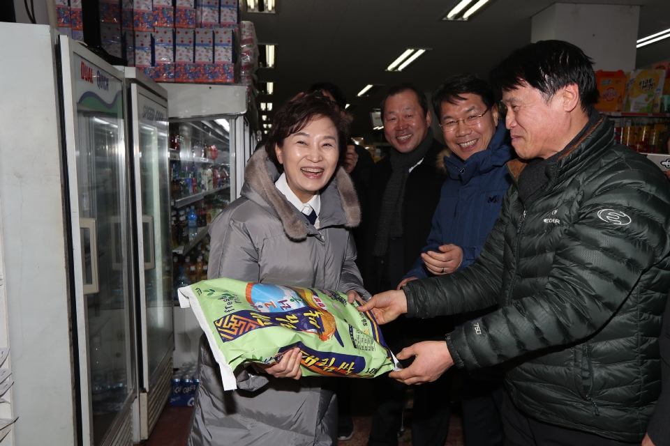 김현미 국토교통부 장관은 13일, 대전 은행동과 대흥동 일대 도시재생 사업지역을 찾아 사업 추진 현황을 점검하고, 지역 소상공인들과 상가 임대료, 임차인 보호 정책 등에 대해 의견을 나누는 자리를 가졌다. 