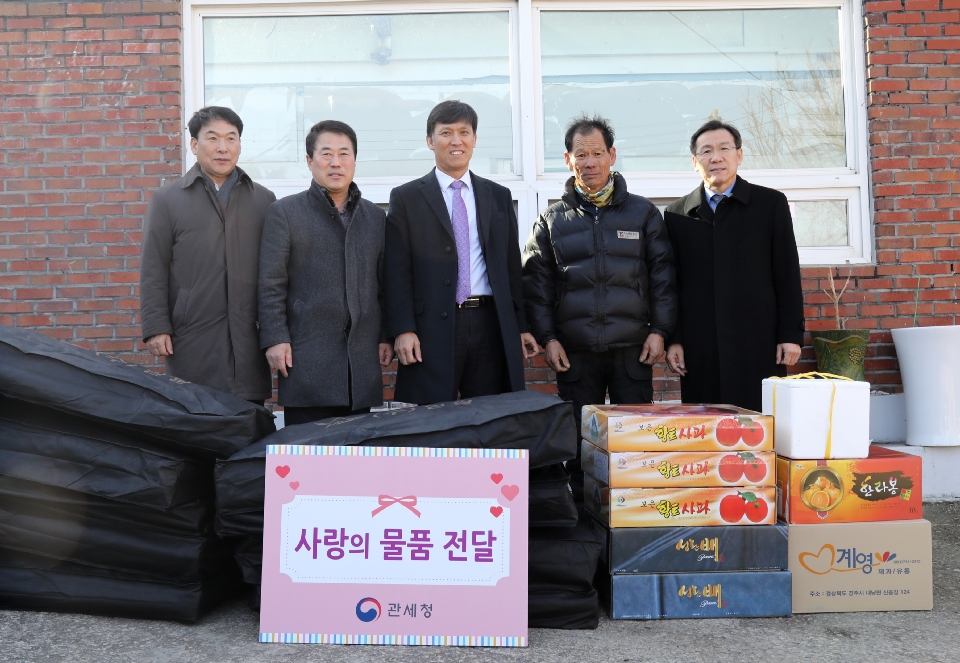 김영문 관세청장은 전통시장 애로사향을 듣고, 온누리상품권으로 과일,생선,떡 등 명절 성수용품을 직접 구매하여 대전 동구에 있는 노인요양시설을 방문하여, 전기 온수 매트 등과 함께 전달하였다.
