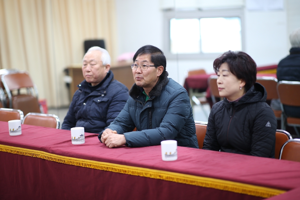 피우진 국가보훈처장이 13일 오후 설 명절을 맞이하여 민생현장 체험과 서민경제 활성화를 위해 충남 공주시 공주산성시장을 방문해 상인대표들과 대화를 나누고 있다