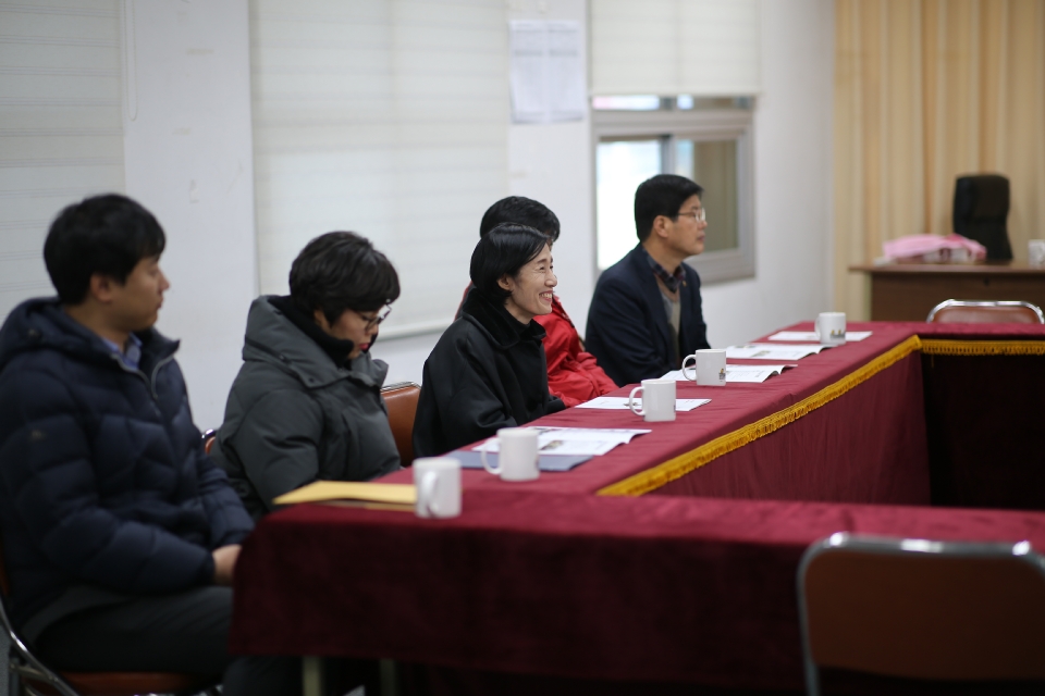 피우진 국가보훈처장이 13일 오후 설 명절을 맞이하여 민생현장 체험과 서민경제 활성화를 위해 충남 공주시 공주산성시장을 방문해 상인대표들과 대화를 나누고 있다