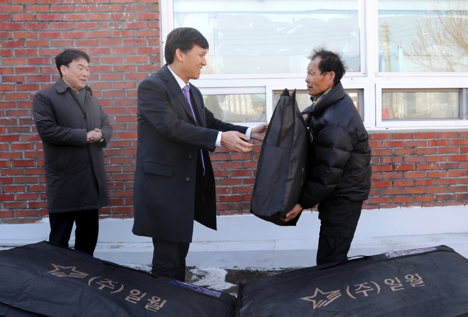 김영문 관세청장은 전통시장 애로사향을 듣고, 온누리상품권으로 과일,생선,떡 등 명절 성수용품을 직접 구매하여 대전 동구에 있는 노인요양시설을 방문하여, 전기 온수 매트 등과 함께 전달하였다.
