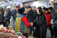 설 명절 계기 전통시장 방문 사진 1