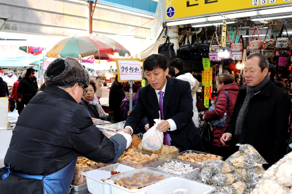 김영문 관세청장은 설 명절을 앞둔 13일 대전 중앙시장을 방문하여 제수용품 가격동향을 점검하는 등 민생현장을 살폈다.