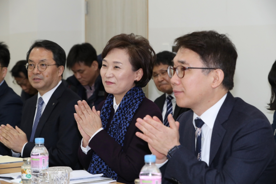 김현미 국토교통부 장관은 21일(수) 서울 서대문구 홍제동에 위치한 홍제동 행복연합기숙사를 방문해 기숙사 시설을 살펴보고, 대학기숙사 확충 관련 갈등 해결방안 모색을 위한 간담회를 가졌다.