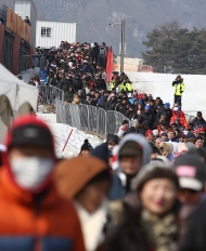 프리스타일 스키 남자 스키 하프파이프 결승 경기에 북적이는 관람객들 사진 8