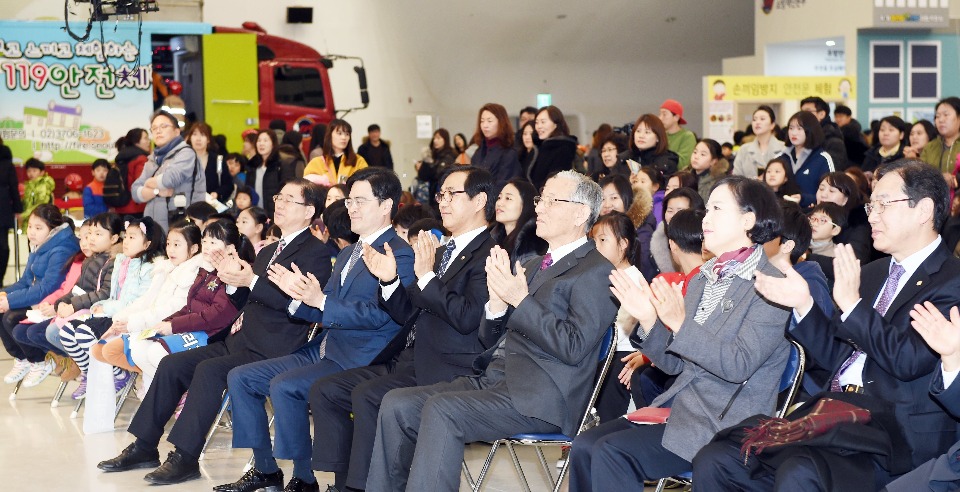 류희인 행정안전부 재난안전관리본부장이 2월 22일 오전 서울 동대문디자인플라자(알림1관)에서 개최한 제7회 어린이 안전짱 체험 박람회 개막식에 참석하여 어린이 공연단‘팝콘’를 관람하고 있다. 