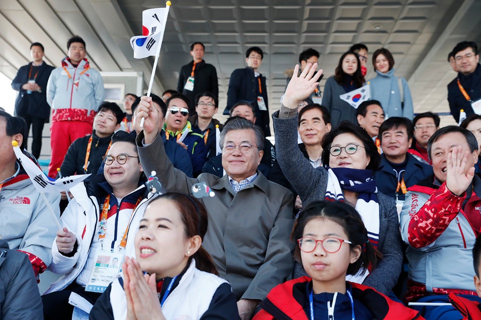 문재인 대통령과 부인 김정숙 여사가 14일 오전 강원도 평창 바이애슬론센터에서 열린 2018 평창동계패럴림픽 장애인 바이애슬론 예선 경기를 관람하며 선수들을 응원하고 있다. 