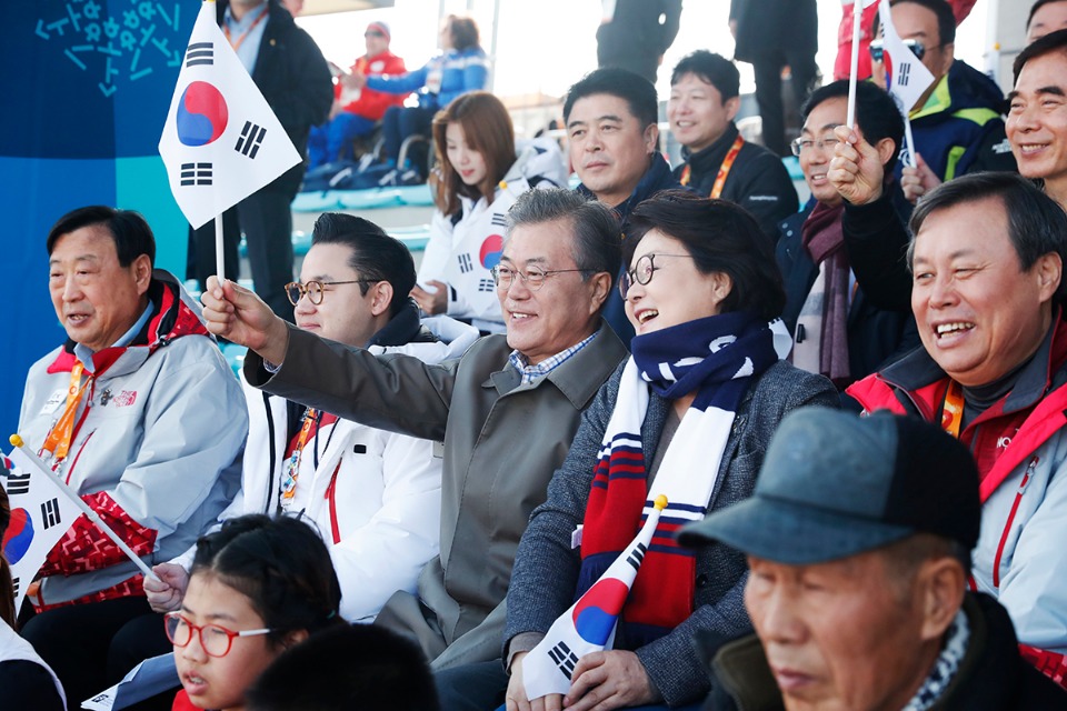 문재인 대통령과 부인 김정숙 여사가 14일 오전 강원도 평창 바이애슬론센터에서 열린 2018 평창동계패럴림픽 장애인 바이애슬론 예선 경기를 관람하며 선수들을 응원하고 있다. 