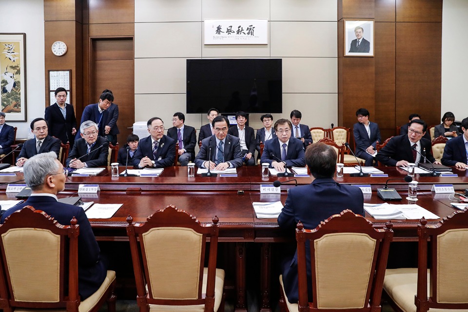 남북정상회담 정상회담 준비위원장을 맡은 임종석 대통령 비서실장이 16일 오후 청와대 여민관에서 준비위원회 첫 회의를 주재하고 있다.