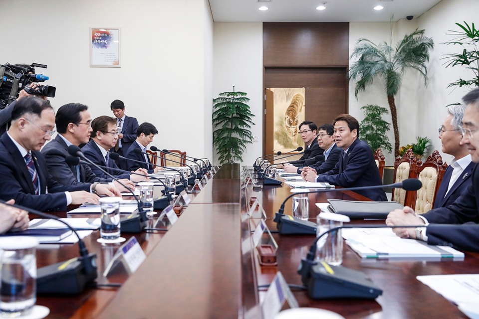 남북정상회담 정상회담 준비위원장을 맡은 임종석 대통령 비서실장이 16일 오후 청와대 여민관에서 준비위원회 첫 회의를 주재하고 있다.