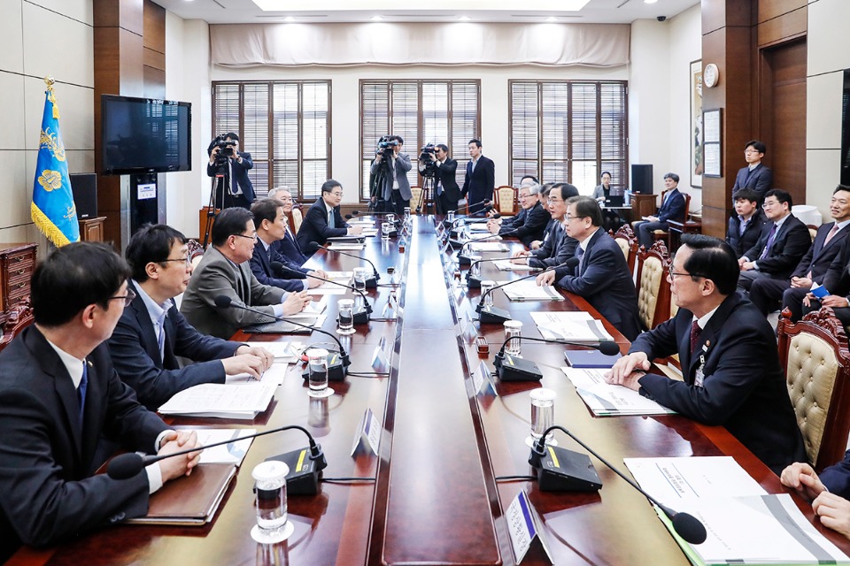 남북정상회담 정상회담 준비위원장을 맡은 임종석 대통령 비서실장이 16일 오후 청와대 여민관에서 준비위원회 첫 회의를 주재하고 있다.